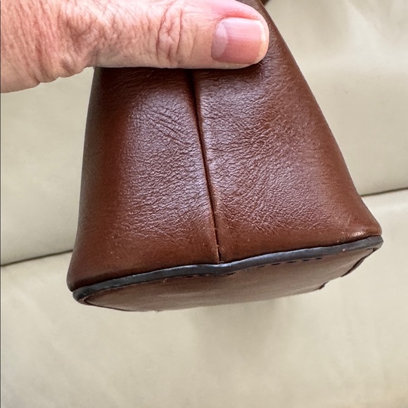 Etienne Aigner rich brown leather shoulder bag w/brushed gold hardware - Picture 10 of 14